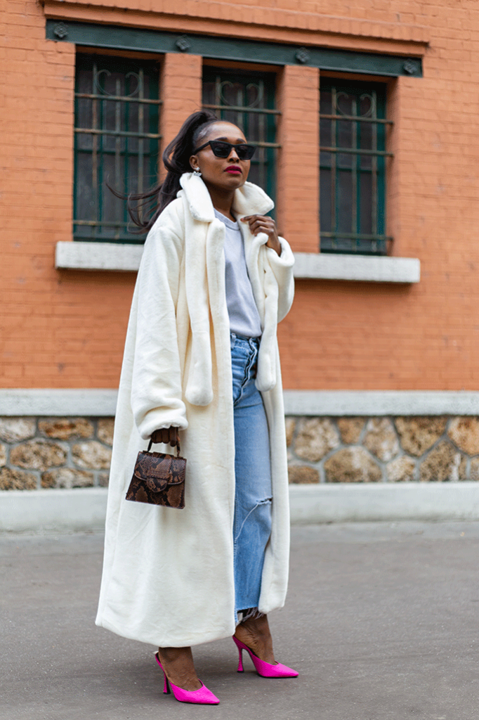 Look-décalé-avec-un-manteau-oversize